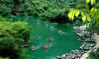 Orang Vietnam berwisata di Vietnam