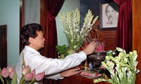 PM Nguyen Tan Dung membakar hio mengenangkan Presiden Ho Chi Minh