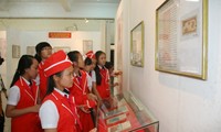 Pameran gambar Presiden Ho Chi Minh di atas uang kertas dan perangko Vietnam