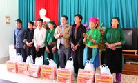 Membawa Hari Raya Tet kepada keluarga miskin yang adalah etnis minoritas di daerah Vietnam paling utara