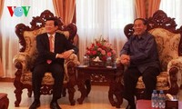 Presiden Truong Tan Sang menemui Sekjen, Presiden Laos di sela-sela acara peresmian bandara Attapeu