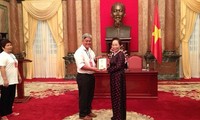 Wapres Nguyen Thi Doan menerima 100 donor darah tipikal tahun 2015