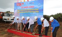 Membangun tiang Bendera Nasional di pulau Phu Quy, provinsi Binh Thuan