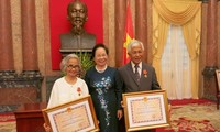 Wapres Vietnam Nguyen Thi Doan memberikan bintang persahabatan kepada 2 orang profesor diaspora Vietnam