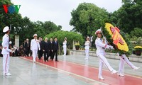 Pimpinan Partai dan Negara membakar hio untuk mengenangkan para martir dan berziarah kepada Mosoleum Presiden Ho Chi Minh