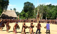 Kebudayaan yang khas dari warga etnis Co Tu untuk pertama kalinya diperkenalkan di ibukota Hanoi