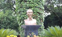 Peresmian Patung Monumen Presiden Ho Chi Minh di Kedutaan Besar Vietnam di Meksiko