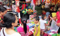 Sepintas lintas tentang suasana Festival Pertengahan Musim Rontok di kota Hanoi