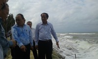 Deputi PM Nguyen Xuan Phuc memeriksa dan memberikan bimbingan untuk menyelamatkan pantai Cua Dai di kota Hoi An