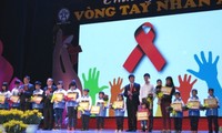 Program kesenian “Lingkaran tangan kemanusiaan” untuk mengumpulkan dana membantu para pengidap HIV/AIDS