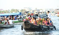 Wisatawan datang di kota Hue dan provinsi Khanh Hoa naik tinggi pada Hari Raya Tet 2016