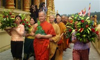 Menyampaikan ucapan selamat Hari Raya Tahun Baru Tradisional Chol Chnam Thmay tahun 2016