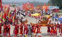 Membakar hio mengenangkan para Raja Hung