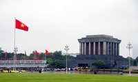 Kira-kira 63.000 orang yang berziarah ke Mousolium Presiden Ho Chi Minh pada kesempatan 30/4 dan 1/5