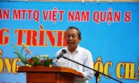 Deputi PM Truong Hoa Binh mengunjungi dan memberikan bingkisan kepada warga etnis Cham di kota Ho Chi Minh