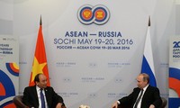 PM Nguyen Xuan Phuc melakukan pertemuan dengan Presiden Federasi Rusia, Vladimir Putin