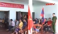 Rombongan pemuda Vietnam melakukan pemeriksaan dan pengobatan sukarela di Laos