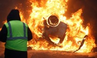 Les gilets jaunes sèment le chaos à Paris, Macron dénonce les violences