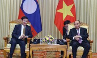 Entretien entre Nguyên Xuân Phuc et son homologue laotien