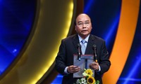 Nguyên Xuân Phuc à la remise des prix nationaux de la presse 2018