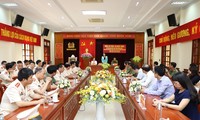 Dang Thi Ngoc Thinh rend visite à la police de la province de Yên Bai