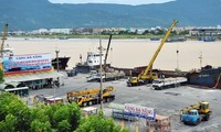 Arbeit im Danang-Hafen zum Neujahrsfest Tet