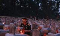 Räucherstäbchen-Anzündung zu Ehren der gefallenen Soldaten