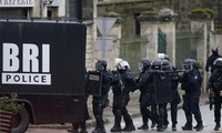 Frankreich: Sicherheitskräfte jagen “Charlie Hebdo”-Attentäter