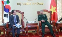 Vietnamesischer Vize-Verteidigungsminister trifft Direktor der KOICA in Vietnam