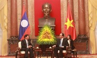 Staatspräsident Tran Dai Quang trifft Laos Premierminister Thongloun Sisoulith