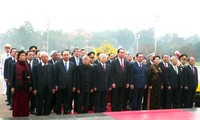 Spitzenpolitiker besuchen Ho Chi Minh-Mausoleum