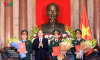 Staatspräsident Tran Dai Quang ernennt Offiziere zum Generalobersten und Generalleutnanten