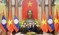 Staatspräsident Tran Dai Quang empfängt den laotischen Staatspräsidenten 