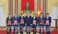 Staatspräsident Tran Dai Quang überreicht Ernennungsurkunden an neue Botschafter