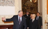 KPV-Generalsekretär Nguyen Phu Trong trifft Chef des Parlaments und den Senat Frankreichs