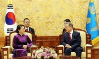 Parlamentspräsidentin Nguyen Thi Kim Ngan trifft Südkoreas Präsident Moon Jae-in