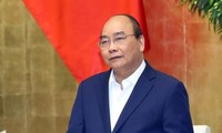 Premierminister Nguyen Xuan Phuc nimmt an Tagung zur Förderung der Automobilindustrie teil