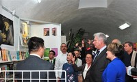 Kubas Präsident Bermudez besucht vietnamesischen Stand bei der internationalen Buchmesse von Havanna