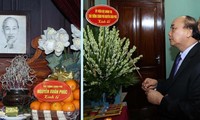 Premierminister Nguyen Xuan Phuc zündet Räucherstäbchen zu Ehren des Präsidenten Ho Chi Minh an