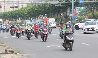 Ho Chi Minh Stadt belebt sich am ersten Tag der Lockerung sozialer Distanzierung