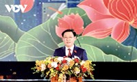 Parlamentspräsident Vuong Dinh Hue nimmt am 60. Gründungstag der Stadt Vinh teil