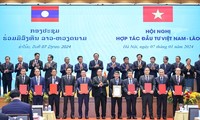 Pham Minh Chinh und Sonexay Siphandone leiten Konferenz zur Vietnam-Laos-Investitionszusammenarbeit