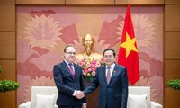 Parlamentspräsident Tran Thanh Man empfängt Russlands Botschafter Bezdetko