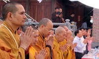 越南高平省板约瀑布竹林佛迹寺为英雄烈士举行超度大法会