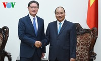 阮春福总理会见韩国GS集团董事长胡明洙