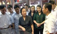 Vizestaatspräsidentin Nguyen Thi Doan überreicht Stipendien an arme Schüler in Thai Binh