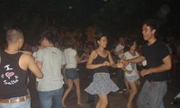 Salsa auf Plätzen, ein Spielraum junger Menschen in Hanoi