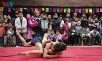 Vor Ort beim Ringkampf im Dorf Mai Dong bei Hanoi 