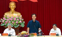 Premierminister Nguyen Tan Dung tagt mit Provinzleiter von Yen Bai