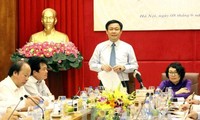 Vizepremierminister Vuong Dinh Hue tagt mit Sozialversicherung